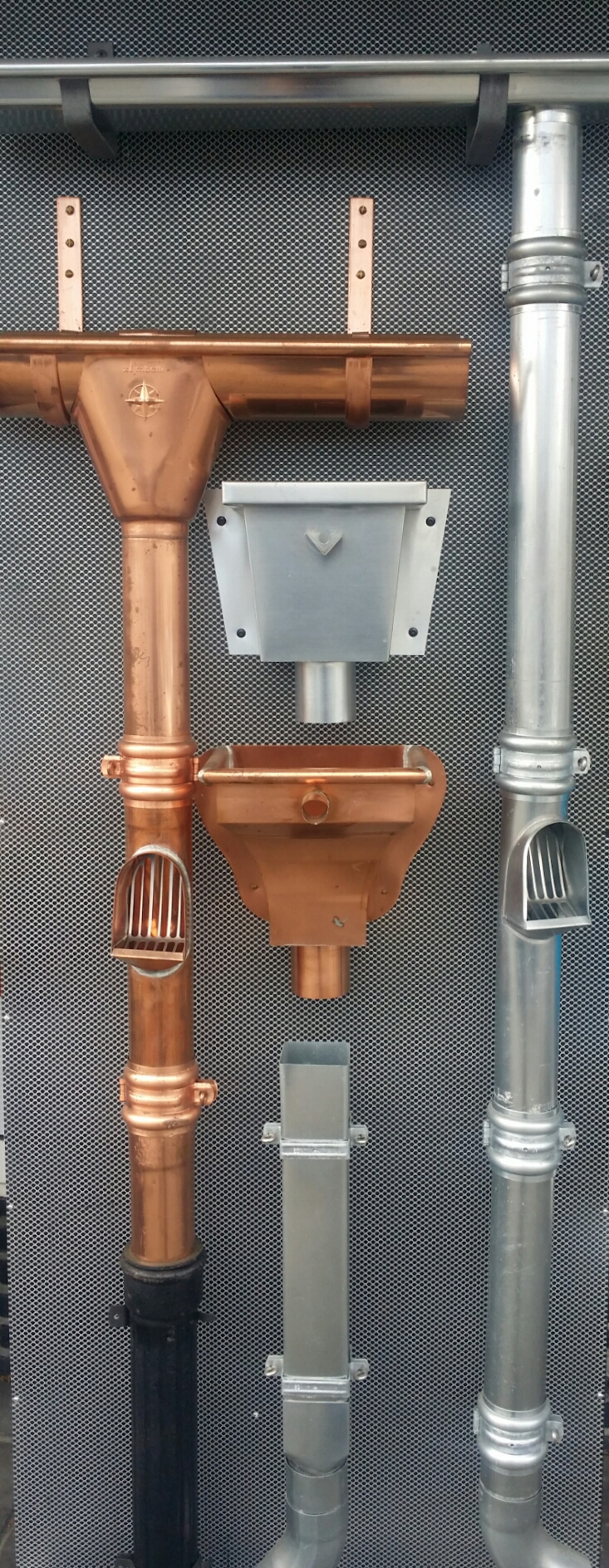 Koperen en zinken regenpijpen en afvoerkoppen — vakwerk in zink en koper